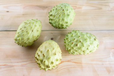 Annona, Custard Apple, Cherimoya, Tahta Masa Arkaplanındaki Şeker Elması.