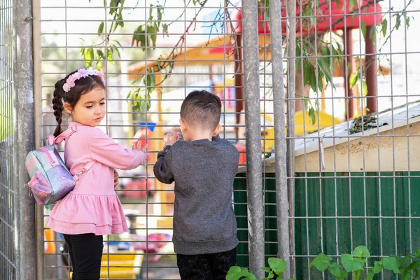 Deux petits élèves devant un bâtiment préscolaire. — Photo