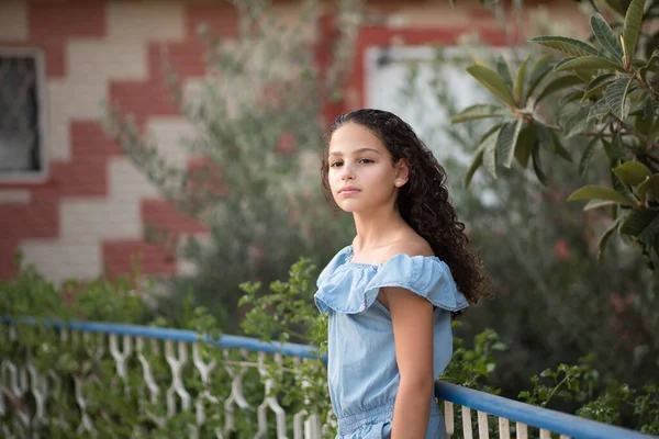 Portret van jong mooi schattig joods meisje op zoek naar camera. — Stockfoto