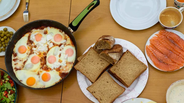 家族スタイルの朝食食事のトップビューの写真。健康的な朝食テーブル. — ストック写真