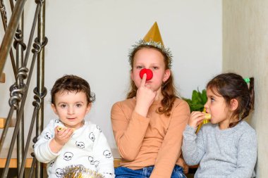 Karnaval partisinde mutlu çocuk arkadaş.