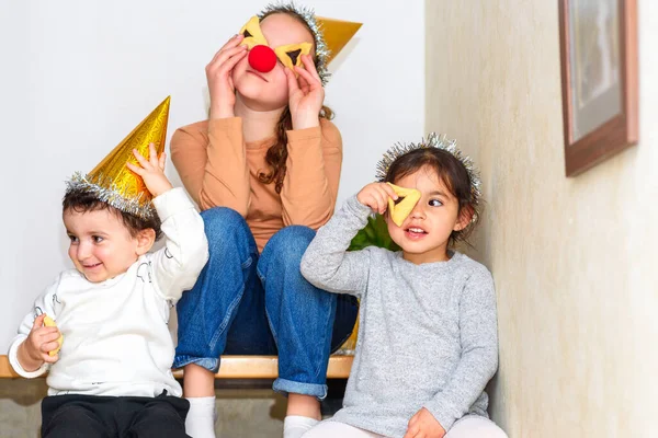 Tre barn firar karneval tillsammans hemma. — Stockfoto