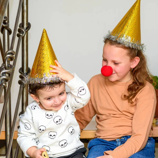 Glad barnvän på tivoli. — Stockfoto