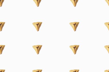Kusursuz desenli Hamentashen, Ozen Haman, Purim kurabiyesi Yahudi bayramı için beyaz arka planda..