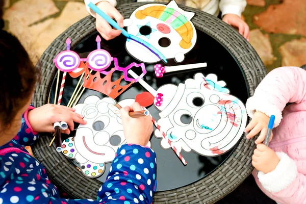 Щасливі діти малюють олівцями клоун маску . — стокове фото