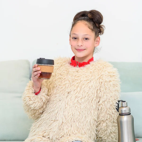 Tiener meisje drinken biologische thee uit herbruikbare kopje. — Stockfoto