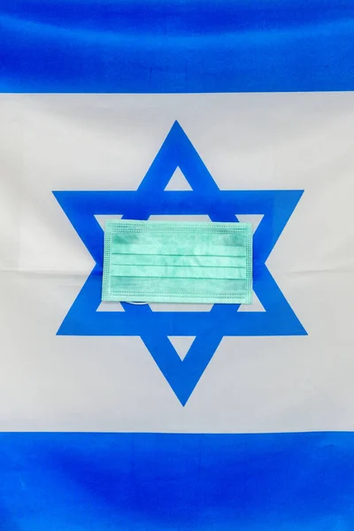 Masque médical sur le drapeau d'Israël. — Photo