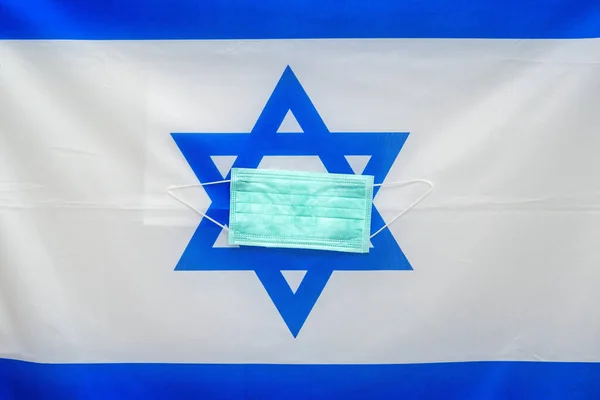 Медична маска на прапорі Ізраїлю. — стокове фото