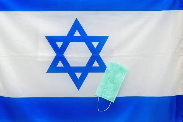 Медична маска на прапорі Ізраїлю. — стокове фото