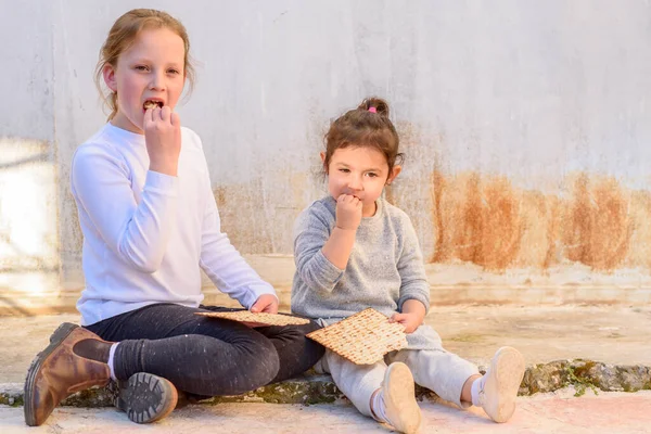 Cute schoolgirls eating outdoors. — Stock Photo, Image