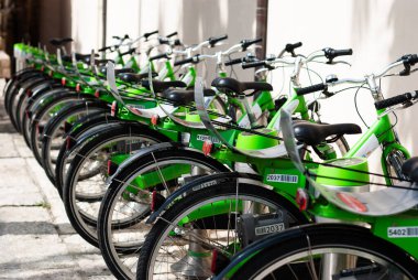 Tel Aviv 'de kiralık şehir bisikletleri. İsrail Bisiklet Paylaşım Sistemi. Bisiklet yolcuları daha sağlıklı, daha üretken..