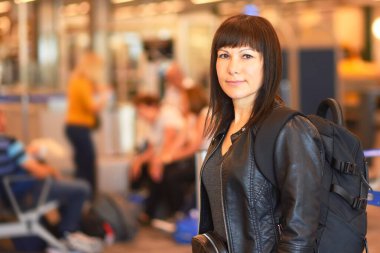 Havaalanındaki turist kadın..