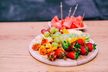 Tahta bir masada taze meyveler var. Meyve Tepsisi.