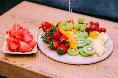 Taze meyve tabağı. Çiğ organik meyve tabağı, çilek, kavun, kivi, mango, ananas, karpuz, karpuz, çilek....