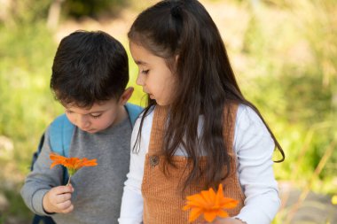 Bahar Çiçekleri Tutan Çocuklar.