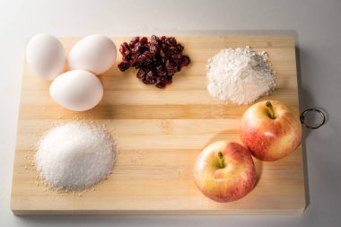 Elmalı turta ya da pasta yapmak için gerekli malzemeler. Noel için hazırlanıyor.