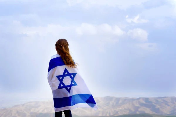 Israelí niña judía con bandera de Israel vista trasera. —  Fotos de Stock