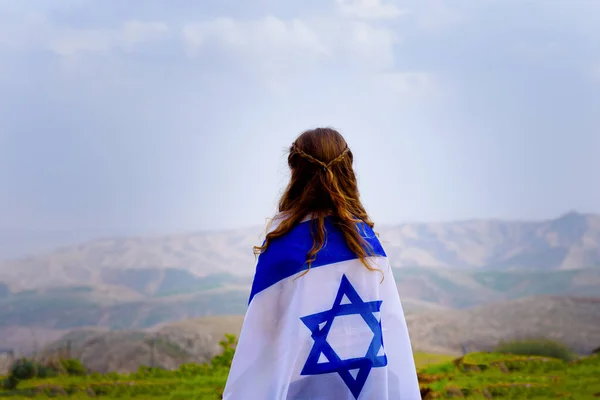 Israëlisch joods meisje met Israëlische vlag achteraanzicht. — Stockfoto