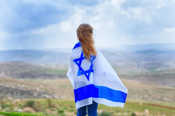 Israelí niña judía con bandera de Israel vista trasera. — Foto de Stock