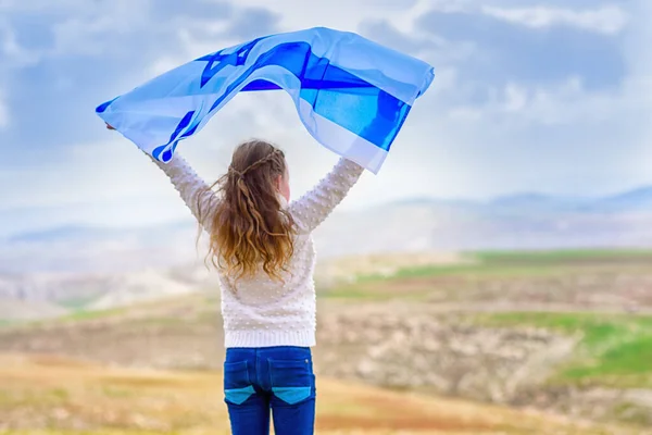 Jüdisches Mädchen mit israelischer Flagge. lizenzfreie Stockfotos