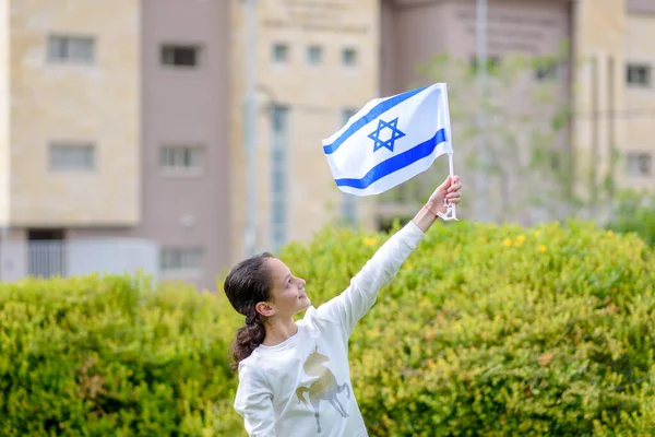 Glückliches Mädchen mit Israel-Fahne. Stockbild