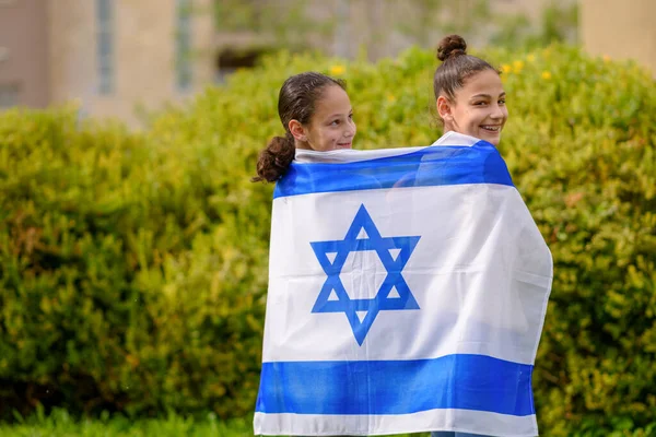 Glückliche Kinder, süße kleine Teenie-Mädchen mit Israel-Fahne. lizenzfreie Stockbilder