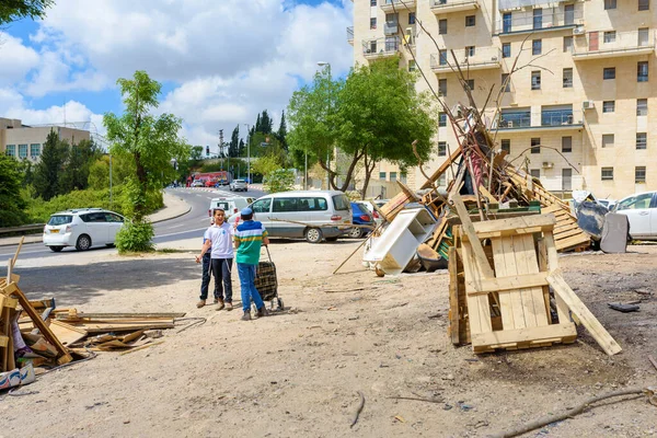 Діти єврейської школи беруть участь у святкових багаттях Лаг Баомер у традиційному передмісті Єрусалима Ізраїль.. Стокове Фото