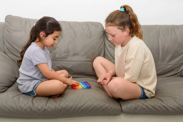 Двоє милих дітей грають з гнучкою іграшкою поп-музики . — стокове фото