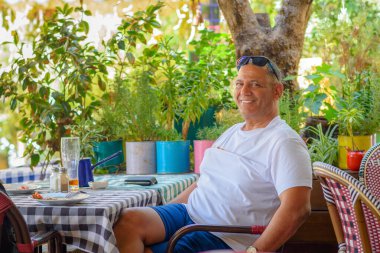 Portre mutlu bir ortadoğu iş adamı restoranda son sınıf öğrencisi..