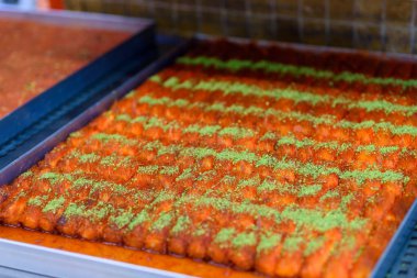 Arap tatlısı şam fıstıklı Kunefe, Türk Kunafa peynirli Kadayif, sıcak yenmiş tatlı. Kunafa Yuvarlamalı Tepsi.