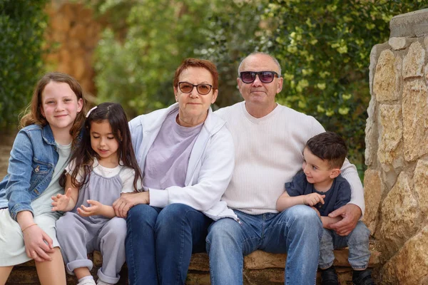 Çok Nesilli Mutlu Aile Portresi.