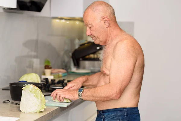 Старший чоловік вдома готує . — стокове фото