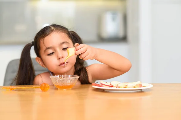 Little Girl Eating Apple With Honey. — Stock Photo, Image