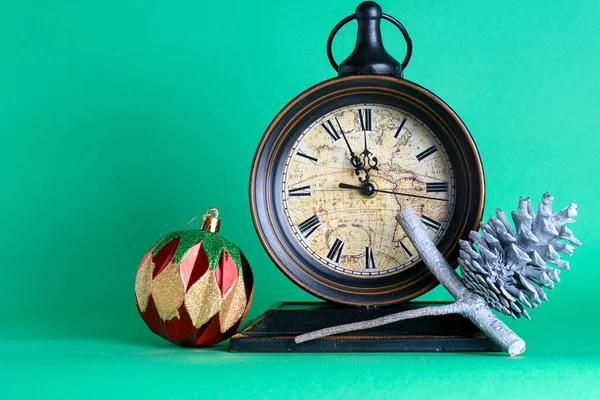 Novoroční hodiny půlnoc, cetka a kužel na borovicových otrub — Stock fotografie