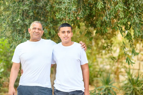Teenager-Sohn mit älterem Vater in der Natur. — Stockfoto