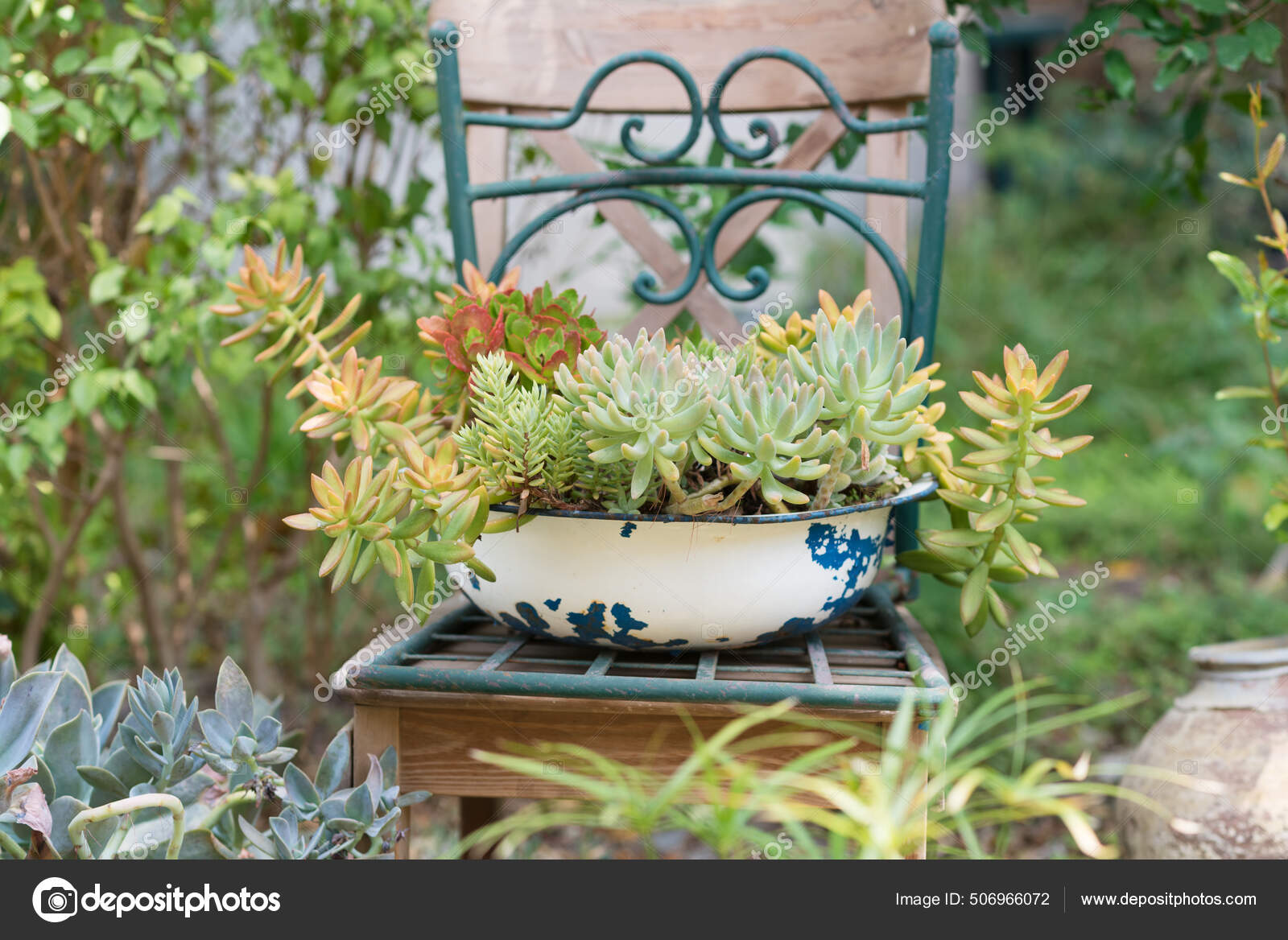 Reduza, reutilize, recicle ideias de artesanato de plantador.Design de  jardim reciclado e estilo de vida de baixo desperdício. — Foto © InnaReznik  #506966072, image size:1600x1168