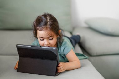 Koltukta Dijital Tablet Kullanan Küçük Çocuk.