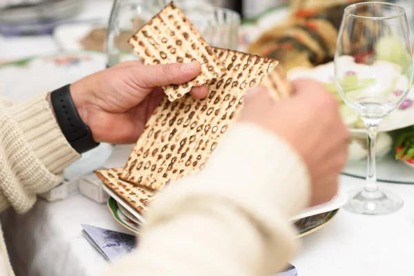 Yahudi ailesi Hamursuz Bayramı 'nı kutluyor. Yat töreni için matzah kıran Yahudi adam..