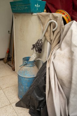 Eski bir metal süt tenekesinin içine konmuş katlanmış bir şemsiye yeniden kullanımı, günlük nesneleri ve sürdürülebilir iç alışkanlıkları yansıtan sade bir hayat yaratıyor..