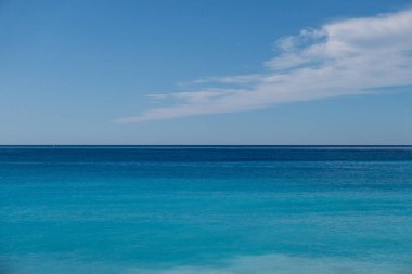 Fransa 'da Cote dAzur' da açık bir gökyüzünün altında turkuaz ve derin mavi Akdeniz. Sakin su ve sakin ufuk Fransız Riviera kıyı şeridinin huzurlu güzelliğini yakalar..