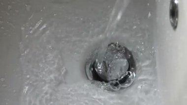 (suyun içinde lavabo drenaj)