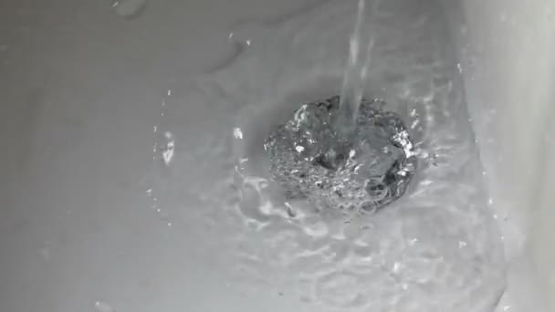 Drain (of water in the washbasin) — Stock Video