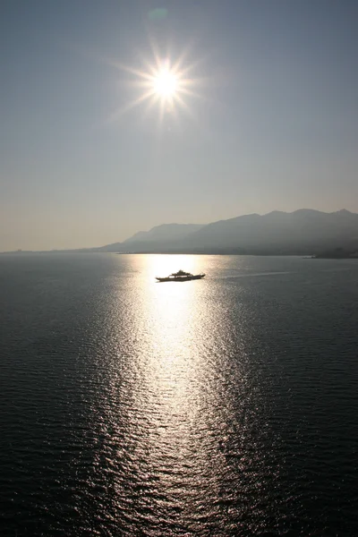 Sabah güneşi altında feribot