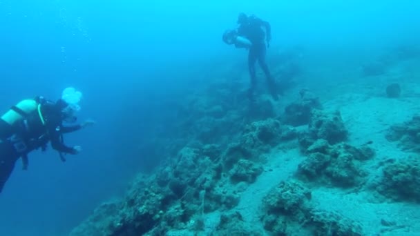 Scuba diving instructor at work 2 — Stock Video