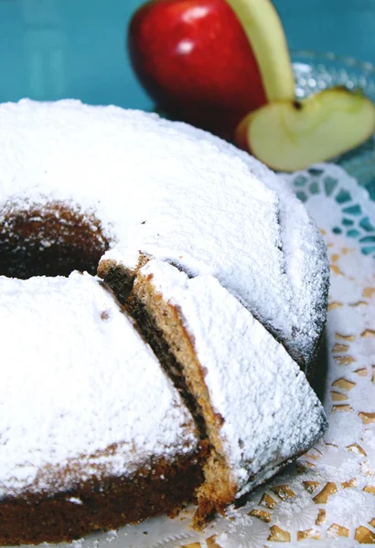 Apfelkuchen mit Puderzucker und Apfel — Stockfoto