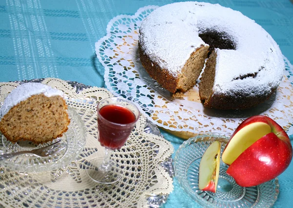 Apple cake with homemade liquor for a treat — Stock Photo, Image