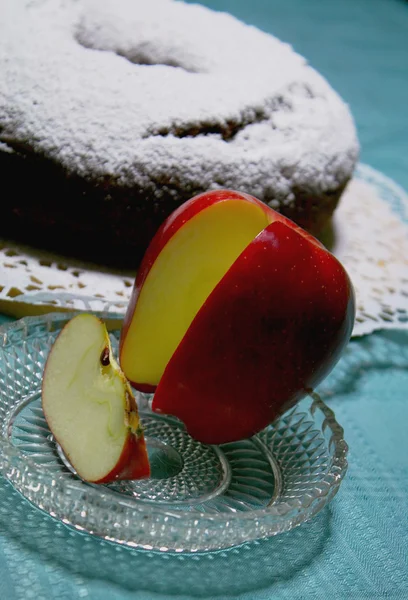 Kaka toppad med florsocker och apple — Stockfoto