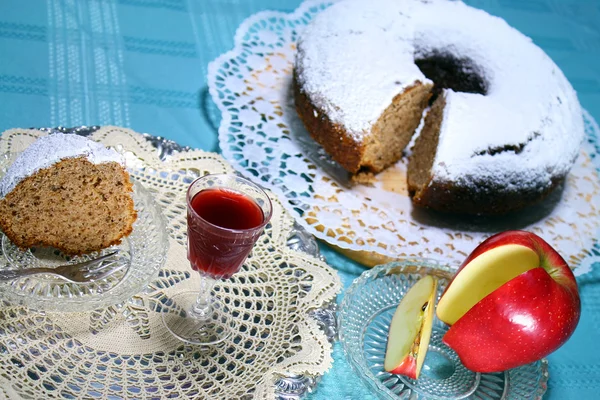 Fetta di torta di mele e con liquore fatto in casa per una delizia 2 — Foto Stock