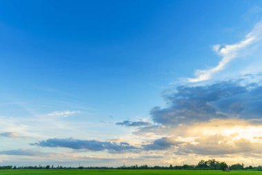 Kırsal alanda mavi, dramatik gün batımı gökyüzü ya da plaj renkli bulutlu hava arkaplanı.