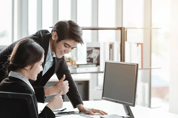 Glücklich Dass Geschäftsfrau Und Geschäftspartner Daumen Nach Oben Zeigen Und — Stockfoto